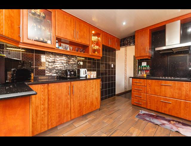 4 BEDROOM HOUSE FOR SALE IN ARENA PARK